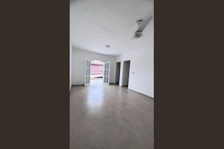 Sala de casa de condomínio à venda com 4 quartos, 155m² em Itaipu, Niterói