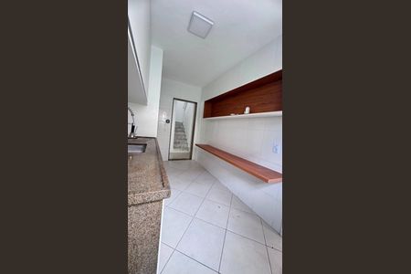 Casa de condomínio à venda com 155m², 4 quartos e 2 vagasBanheiro