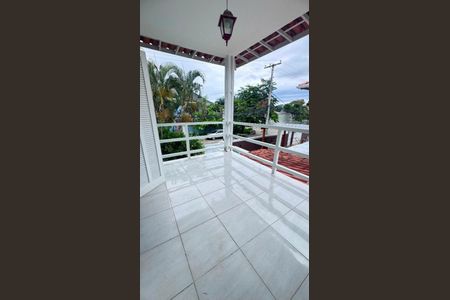 Casa de condomínio à venda com 155m², 4 quartos e 2 vagasVaranda