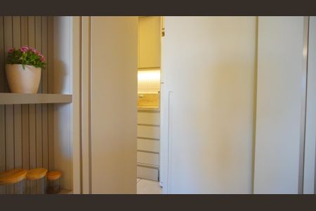 Apartamento à venda com 69m², 2 quartos e 1 vagaDetalhe da cozinha porta de acesso 