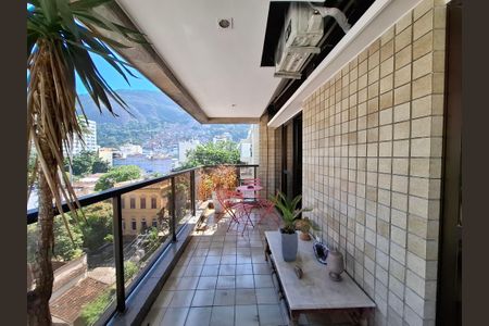 Apartamento à venda com 200m², 3 quartos e 1 vaga Apartamento à venda com 200m², 3 quartos e 1 vagaVaranda