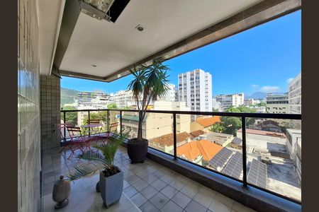 Apartamento à venda com 200m², 3 quartos e 1 vaga Apartamento à venda com 200m², 3 quartos e 1 vagaVaranda