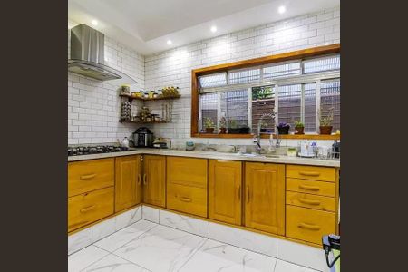 Casa à venda com 3 quartos, 315m² em Vila Gumercindo, São Paulo