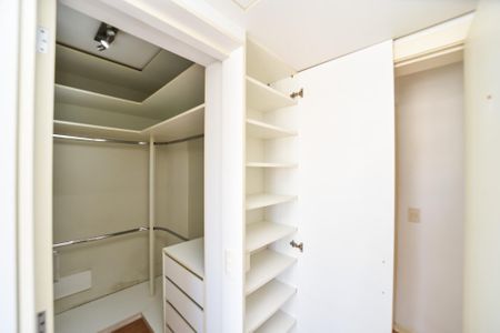 Apartamento à venda com 79m², 2 quartos e 2 vagas Apartamento à venda com 79m², 2 quartos e 2 vagasCloset da suíte 1