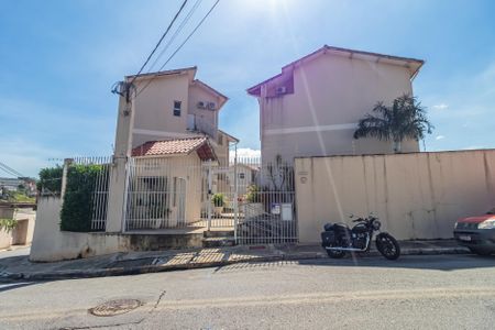 Casa à venda com 115m², 3 quartos e 2 vagas Casa à venda com 115m², 3 quartos e 2 vagasFachada