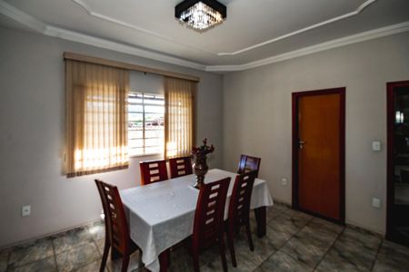 Casa para alugar com 5 quartos, 180m² em São Pedro (venda Nova), Belo Horizonte