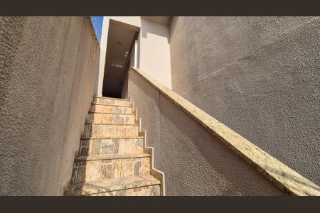 Casa para alugar com 305m², 3 quartos e 3 vagasLateral da casa Acesso ao Terraço 