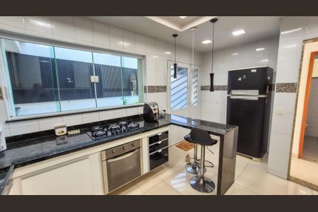 Casa para alugar com 305m², 3 quartos e 3 vagasCozinha 