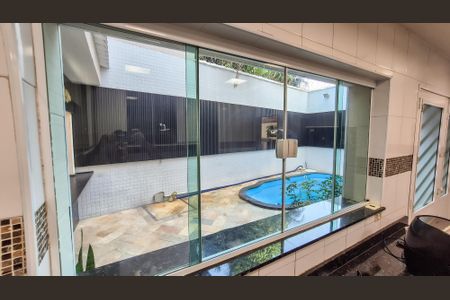 Casa para alugar com 305m², 3 quartos e 3 vagasCozinha 