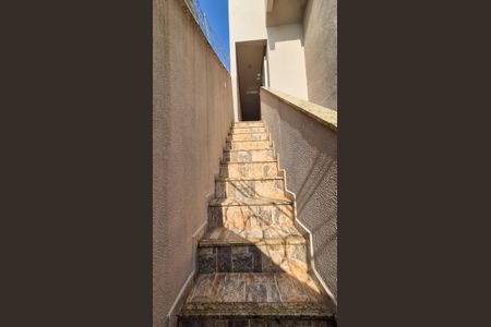 Casa para alugar com 305m², 3 quartos e 3 vagasLateral da casa Acesso ao Terraço 