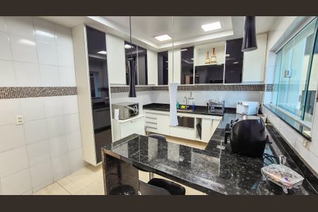 Casa para alugar com 305m², 3 quartos e 3 vagasCozinha 