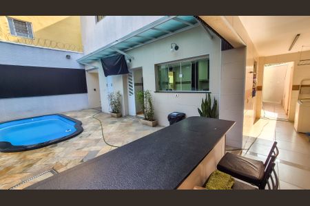 Casa para alugar com 305m², 3 quartos e 3 vagasVista lateral da casa fundos 