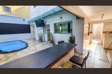 Casa para alugar com 305m², 3 quartos e 3 vagasVista lateral da casa fundos 
