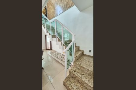 Casa para alugar com 305m², 3 quartos e 3 vagasAcesso ao 2° andar 