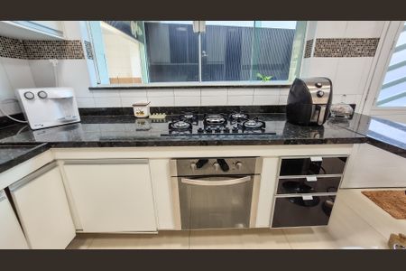 Casa para alugar com 305m², 3 quartos e 3 vagasCozinha 