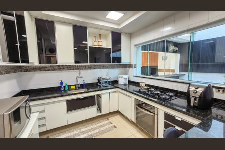 Casa para alugar com 305m², 3 quartos e 3 vagasCozinha 