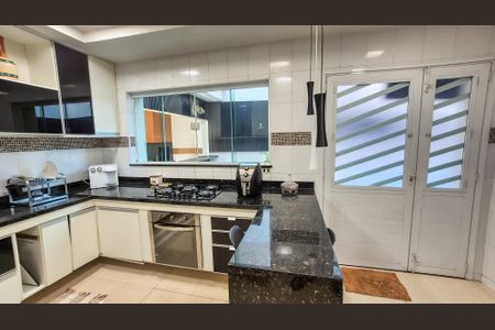 Casa para alugar com 305m², 3 quartos e 3 vagasCozinha 