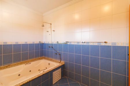 Casa para alugar com 492m², 5 quartos e 7 vagas Casa para alugar com 492m², 5 quartos e 7 vagasBanheiro da Suíte 2