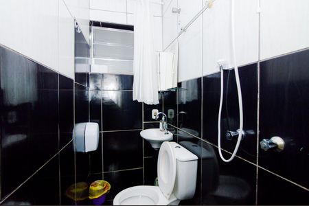 Banheiro de kitnet/studio para alugar com 1 quarto, 28m² em Vila Maricy, Guarulhos