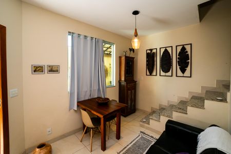 Sala de casa de condomínio à venda com 2 quartos, 88m² em Cachoeirinha, Belo Horizonte