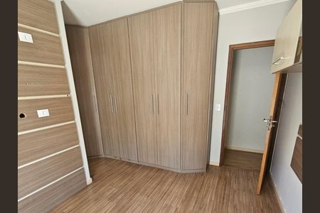 Cabinete de madeira com portas e gavetas em uma sala de estar ou quarto. de casa à venda com 6 quartos, 137m² em Vila Medeiros, São Paulo