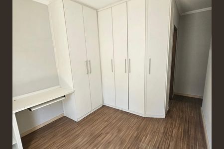 Cabinets and a desk in a room with wood flooring. de casa à venda com 6 quartos, 137m² em Vila Medeiros, São Paulo