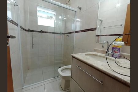 Banheiro com piso de porcelanato, pia de granito e chuveiro de vidro. de casa à venda com 6 quartos, 137m² em Vila Medeiros, São Paulo