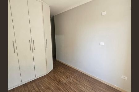 Cuarto com armários de madeira e piso de madeira, iluminado por luz natural. de casa à venda com 6 quartos, 137m² em Vila Medeiros, São Paulo