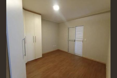 Cuarto com armários, piso de madeira e iluminação adequada. de casa à venda com 6 quartos, 137m² em Vila Medeiros, São Paulo