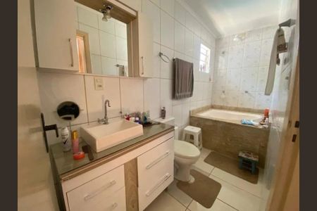 Banheiro 2 de casa à venda com 3 quartos, 249m² em Jardim do Salso, Porto Alegre