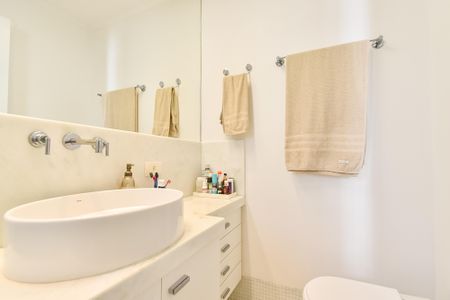 Apartamento à venda com 130m², 3 quartos e 2 vagas Apartamento à venda com 130m², 3 quartos e 2 vagasBanheiro da suíte 1