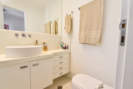 Apartamento à venda com 130m², 3 quartos e 2 vagas Apartamento à venda com 130m², 3 quartos e 2 vagasBanheiro da suíte 1