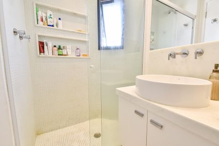 Apartamento à venda com 130m², 3 quartos e 2 vagas Apartamento à venda com 130m², 3 quartos e 2 vagasBanheiro da suíte 1
