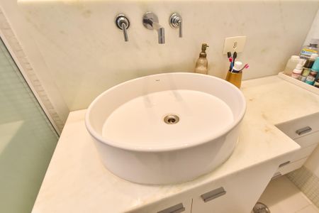 Apartamento à venda com 130m², 3 quartos e 2 vagas Apartamento à venda com 130m², 3 quartos e 2 vagasBanheiro da suíte 1