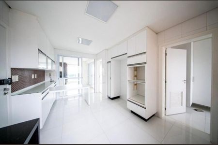Apartamento para alugar com 228m², 4 quartos e 3 vagas