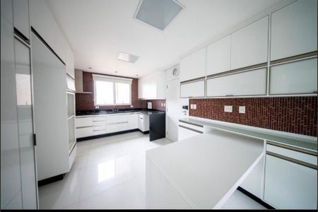 Apartamento para alugar com 228m², 4 quartos e 3 vagas