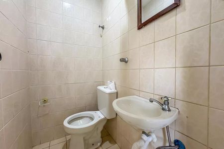 Apartamento à venda com 96m², 4 quartos e 2 vagas Apartamento à venda com 96m², 4 quartos e 2 vagasBanheiro com piso de porcelanato, vaso sanitário e lavabo brancos, e espelho na parede.