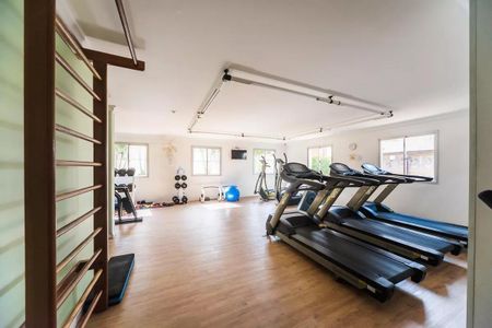 Apartamento à venda com 96m², 4 quartos e 2 vagas Apartamento à venda com 96m², 4 quartos e 2 vagasGinásio com equipamentos de treino e iluminação adequada.