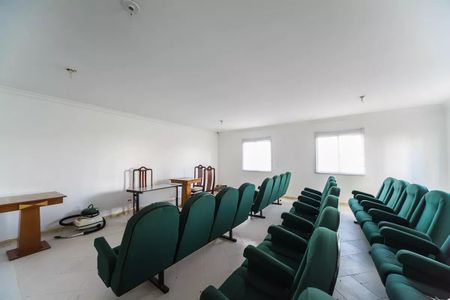 Apartamento à venda com 96m², 4 quartos e 2 vagas Apartamento à venda com 96m², 4 quartos e 2 vagasSala de reuniões com 12 cadeiras verdes e mobiliário simples.
