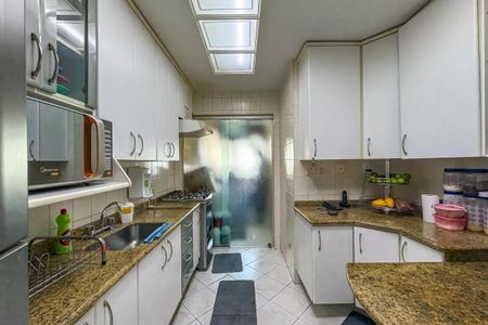 Apartamento à venda com 96m², 4 quartos e 2 vagas Apartamento à venda com 96m², 4 quartos e 2 vagasCozinha com móveis brancos, piso de porcelanato e iluminação natural por janelas e teto de vidro.