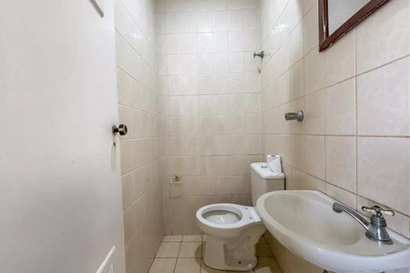 Apartamento à venda com 96m², 4 quartos e 2 vagas Apartamento à venda com 96m², 4 quartos e 2 vagasBanheiro com piso de porcelanato e banheira de banho.
