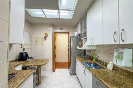 Apartamento à venda com 96m², 4 quartos e 2 vagas Apartamento à venda com 96m², 4 quartos e 2 vagasCozinha com iluminação natural, móveis brancos e granito, geladeira e fogão.