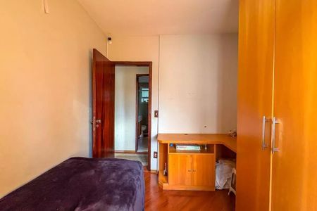 Apartamento à venda com 96m², 4 quartos e 2 vagas Apartamento à venda com 96m², 4 quartos e 2 vagasQuarto com cama, armário e porta de vidro, com vista para a cidade.
