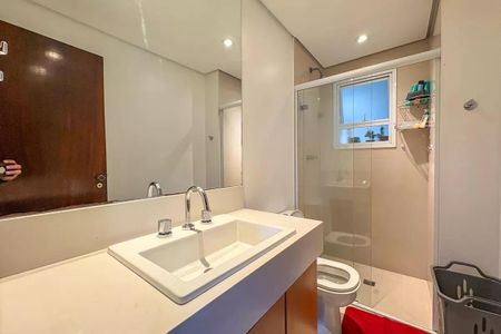 Apartamento à venda com 96m², 4 quartos e 2 vagas Apartamento à venda com 96m², 4 quartos e 2 vagasBanheiro com pia e vaso sanitário, com espelho e iluminação adequada.
