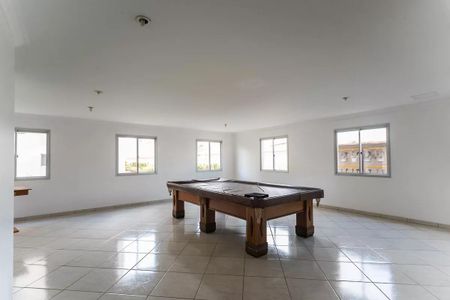 Apartamento à venda com 96m², 4 quartos e 2 vagas Apartamento à venda com 96m², 4 quartos e 2 vagasSala de jogos com mesa de bilhar e iluminação natural através de janelas.