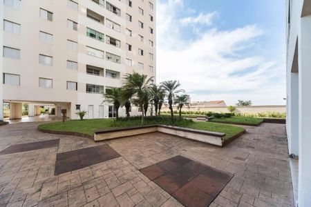 Apartamento à venda com 96m², 4 quartos e 2 vagas Apartamento à venda com 96m², 4 quartos e 2 vagasPátio com jardim e edifício de apartamentos em São Paulo.