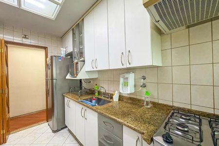 Apartamento à venda com 96m², 4 quartos e 2 vagas Apartamento à venda com 96m², 4 quartos e 2 vagasCozinha com móveis brancos, piso de porcelanato e pia de granito.