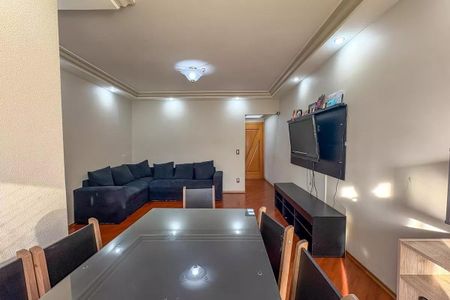 Sala com sofá, mesa e TV, iluminada com luzes de parede e teto, com piso de madeira e parede branca. de apartamento à venda com 4 quartos, 96m² em Centro, São Bernardo do Campo