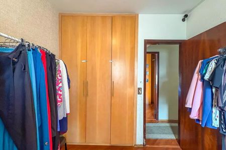 Apartamento à venda com 96m², 4 quartos e 2 vagas Apartamento à venda com 96m², 4 quartos e 2 vagasCobertura de armários de madeira na parede, com roupas penduradas em ganchos e uma porta de madeira na frente.