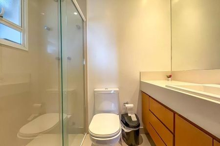 Apartamento à venda com 96m², 4 quartos e 2 vagas Apartamento à venda com 96m², 4 quartos e 2 vagasBanheiro com chuveiro, vaso sanitário e pia, com iluminação adequada e acabamento em cerâmica.